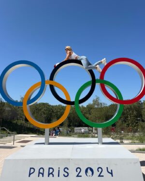 Lydia Valentín Instagram - ¿Alguna vez te has preguntado cuánto tarda un deportista en cumplir su sueño olímpico? 

En mi caso fueron 12 años ☺️ 

He de decir que mi espíritu olímpico, ve unos aros y…😍 demasiadas cosas asociadas al olimpismo🫶

¿Foto 1 o Foto 2? 📸 

#weightlifting #halterifilia #lydiavalentin