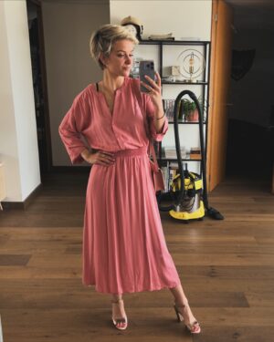 Lynn Van Royen Instagram - Als de stofzuiger de show steelt. Oh well ☺️🤷🏼‍♀️