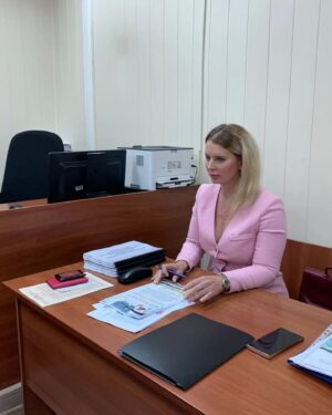 Lyubov Uspenskaya Instagram - Сегодня началось рассмотрение моего иска в суде к Филиппу Киркорову. 
Филипп, которого до слез обидели слова о "женоненавистнике", не постеснялся назвать меня публично "попрошайкой". Это что? Политика двойных стандартов? 
Друзья, честно скажу, я бы никогда в наши дни не затеяла таких разбирательств, но если уж на меня напали, то я оборонюсь. 
Отдельное спасибо моему адвокату Елене Сениной @elenaseninalawyer , которая всегда поддерживает меня ❤️
Как там говорил наш Президент: "Будем мочить в сортире?" 👊🏻