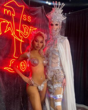 M1ss Jade So Instagram - Icons doing iconic thingz

@rupaulsdragcon Day 2 🌟 Meeting icons in an everyday basis feels levitating. LA, embraced me and now it’s time to adopt me.

#Goddessafication:
Photos: @i3lacknek0 @k.ylow @zagaxtian
Hermaphrodite Goddessa look: @thehouseofvilrique
Venusian Goddessa look: @rafa.worldwide
Heels: @pleaserbykaycee
Face & Skin: @montinolaaesthetic 
Queen’s Care: @justinxmustafa @victorleodelacruz @tran.mp5 & Millie