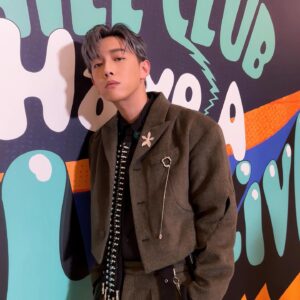 MC Cheung Instagram - This is MC, not 台風大師 😏
 
Hair: @myos_cliffchan 
Makeup: @circlexoo 
Styling: @ansonlaucf1107 
Wardrobes & Jewelry: @rickyywong_official  @soophii.___ @kinks.lab @gold_steed_atelier  @johnhardyjewelry

#chillclub #haveachilllive