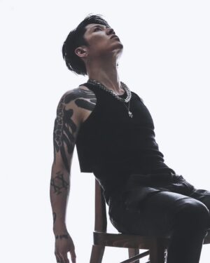 MIYAVI Instagram - What if I hadn’t gotten injured

What if I hadn’t picked up the guitar

What if I hadn’t met you

What if

もしケガをしてなかったら

もしギターと出会ってなかったら

人生にもしもはないけれど
たまにふと考える時がある

どんな道を進むことになっても
後悔しない生き方をしたい

みやを

🙋🏻‍♂️