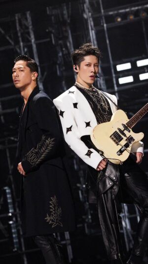 MIYAVI Instagram - #披荆斩棘 第一次的舞台，有我的宝贝🎸陪我！很高兴和 @exileakira_official 一起摇滚。相信音乐的力量可以跨境连接人们🙏🏻 我也是为了这个而来。

#記念すべき第一回 
#炎近すぎ
#燃えるかと思た