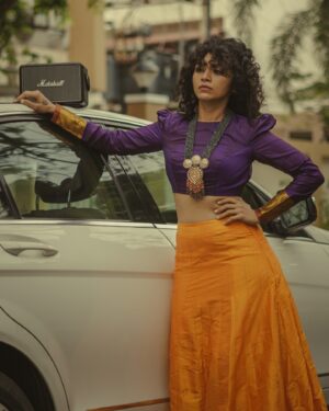 Maalavika Sundar Instagram - Just being a goofball 😎

📷 : @rohin.roy 
Styling : @harshitha_pragathi
Outfit : @wearhash 
Jewellery : @anokhi.jewellery