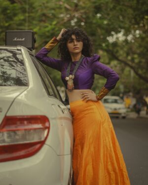 Maalavika Sundar Instagram - Just being a goofball 😎

📷 : @rohin.roy 
Styling : @harshitha_pragathi
Outfit : @wearhash 
Jewellery : @anokhi.jewellery