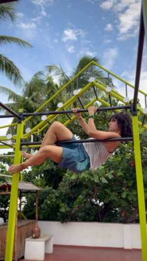 Maalavika Sundar Instagram - At the end of yesterday's training, @sundarmaalavika completed the bar crossover climb challenge like a pro.🔥

She did it three times. She started with 2 minutes and 25 seconds on the first attempt, 1 minute and 26.50 seconds on the second, and in the final attempt, we set a challenge to complete in under 1 minute and 18 seconds to get the strawberry smoothie bowl. With the previous two attempts, she understood the movement and technique, and she achieved her best time of 1 minute and 08.35 seconds, earning her strawberry fruit bowl for this challenge.🤍

Maalsss nariyaaaa love to you for being open and trying everything with so much of passion and joy.🤍