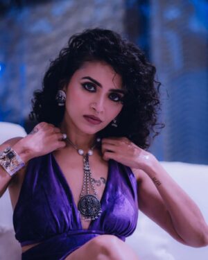 Maalavika Sundar Instagram - Inframe : @sundarmaalavika 🥀
Styling : @poornima.designs 🥀
Makeup and hair : @scarlet_makeup_artisty 🥀
Jewelry : @pradejewels 🥀
Outfit : Fashion folks, Besant Nagar🥀
📸 : @rohin.roy 🥀