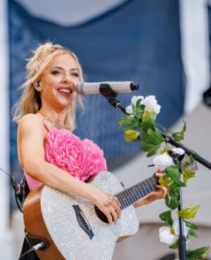 MacKenzie Porter Instagram - @cavendishbeachmusic I love you more than the lobster roll I’m about to devour!! And that’s a lot of love