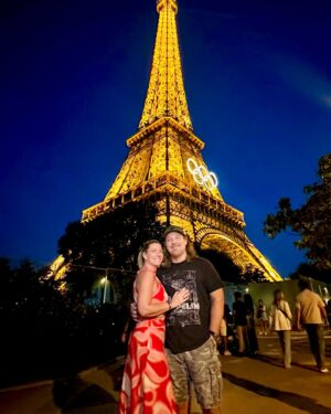 Macarena Tondreau Instagram - Podría estar días y días subiendo fotos de #paris Es que es un lugar tan perfecto! La #torreeiffel hermosa! Y a cada una hora tenía un juego de luces increíble. Además pude verla con los anillos de los juegos olímpicos!! El museo D’Orsay….. lindo!!! Al fin vi las obras de #vangogh en vivo y en directo! Y la estatua de Penelope…imposible no acordarse de la canción de @joanmanuelserrat 🎶🎶🎶 Caminamos tanto con @alfalonxo para llegar ahí….más de 8000 pasos, sólo para encontrar una pasada abierta por los juegos. Pero valió la pena. Y el broche de oro!!! Encontrarnos con grandes amigos!! Sin ponernos de acuerdo, en la mitad de Paris!!! Increíble! @oficialyuri #RodrigoEspinoza y la Cami….que rico!!! Y por supuesto nuestros compañeros de viaje @bymaacaa y @iamdondani es maravilloso compartir con ustedes. Me quedan más lugares para mostrarles! Mañana subo otras fotitos! Amo compartir esta experiencia con ustedes❤️❤️