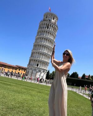 Macarena Tondreau Instagram - Siguiente parada La Toscana, Lucca y Pisa, Italia. Un lugar realmente increíble y la gente….imposible no enamorarse de ellos. Y el broche de oro….el concierto de Andrea Bocelli en el Teatro del silencio. Junto a sus hijos e invitados de lujo. Una invitación única. Gracias, gracias por poder vivir esta hermosa experiencia. @alfalonxo