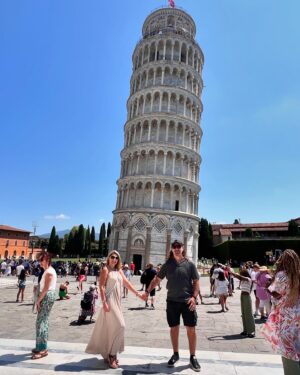 Macarena Tondreau Instagram - Siguiente parada La Toscana, Lucca y Pisa, Italia. Un lugar realmente increíble y la gente….imposible no enamorarse de ellos. Y el broche de oro….el concierto de Andrea Bocelli en el Teatro del silencio. Junto a sus hijos e invitados de lujo. Una invitación única. Gracias, gracias por poder vivir esta hermosa experiencia. @alfalonxo