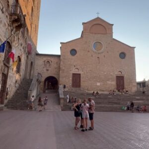 Macarena Tondreau Instagram - Siguiente parada La Toscana, Lucca y Pisa, Italia. Un lugar realmente increíble y la gente….imposible no enamorarse de ellos. Y el broche de oro….el concierto de Andrea Bocelli en el Teatro del silencio. Junto a sus hijos e invitados de lujo. Una invitación única. Gracias, gracias por poder vivir esta hermosa experiencia. @alfalonxo