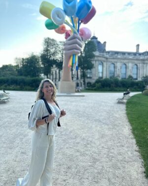 Macarena Tondreau Instagram - Podría estar días y días subiendo fotos de #paris Es que es un lugar tan perfecto! La #torreeiffel hermosa! Y a cada una hora tenía un juego de luces increíble. Además pude verla con los anillos de los juegos olímpicos!! El museo D’Orsay….. lindo!!! Al fin vi las obras de #vangogh en vivo y en directo! Y la estatua de Penelope…imposible no acordarse de la canción de @joanmanuelserrat 🎶🎶🎶 Caminamos tanto con @alfalonxo para llegar ahí….más de 8000 pasos, sólo para encontrar una pasada abierta por los juegos. Pero valió la pena. Y el broche de oro!!! Encontrarnos con grandes amigos!! Sin ponernos de acuerdo, en la mitad de Paris!!! Increíble! @oficialyuri #RodrigoEspinoza y la Cami….que rico!!! Y por supuesto nuestros compañeros de viaje @bymaacaa y @iamdondani es maravilloso compartir con ustedes. Me quedan más lugares para mostrarles! Mañana subo otras fotitos! Amo compartir esta experiencia con ustedes❤️❤️