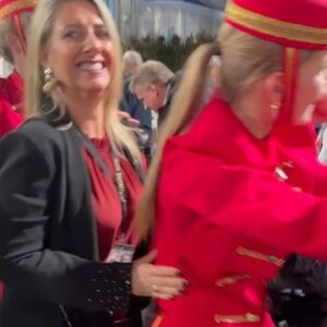 Macarena Tondreau Instagram - Y así parte nuestro viaje lleno de aventuras. Primero Maastrich, Holanda. Una ciudad inigualable. La gente realmente espectacular…llegamos para poder ver y compartir con el gran @andrerieu Ver su show por segunda vez en su pueblo, con su gente, rodeado de castillos e historias, es alucinante!!! Las fotos y videos están un poco desordenados, pero llenos de alegría y quería compartirlos con ustedes! Ahora a seguir el viaje! Siguiente parada….La Toscana, Italia!!
@alfalonxo @gianpierosampieri @iamdondani @bymaacaa