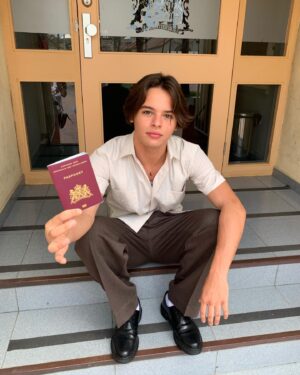 Mace Coronel Instagram - Finally ik heb mijn nederlandse passport gekregen, a long process I didn’t expect to happen this year.  bedankt aan mijn familie voor deze kans 🤝🔌🚨