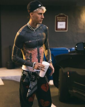 Machine Gun Kelly Instagram - i’m cookin and it’s southern fried. 🥘🎵

📷: @samcahill