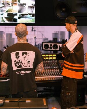 Machine Gun Kelly Instagram - i’m cookin and it’s southern fried. 🥘🎵

📷: @samcahill