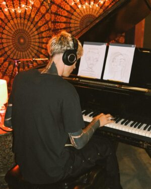 Machine Gun Kelly Instagram - i’m cookin and it’s southern fried. 🥘🎵

📷: @samcahill