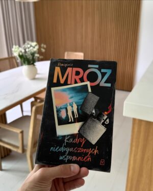 Maciej Musiał Instagram - Nowa książka Remigiusza Mroza, którą wspólnie z Kasią Sienkiewicz nagraliśmy jako audiobook to mieszanka kryminalnej zagadki i historii miłosnej, którą serdecznie Wam polecam. Książka i audiobook dostępna m.in na empik.com
 
#współpracapłatna #remigiuszmróz #czwartastronakryminału #kadryniedogaszonychwspomnień