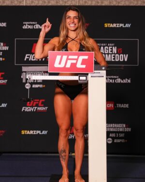 Mackenzie Dern Instagram - All glory to God! Happy to be back in Abu Dhabi competing after 8 years where I won one of my Jiu-Jitsu world titles! Now competing for the @ufc ! The goal is still the same! To be the best! Let’s go!
•
•

Toda a glória a Deus! Feliz por estar de volta aqui em Abu Dhabi competindo depois de 8 anos, aonde ganhei um dos meus títulos Mundiais de Jiu-Jitsu! Agora, competindo pelo @ufc! O objetivo ainda é o mesmo! Para ser a melhor! Vamos!