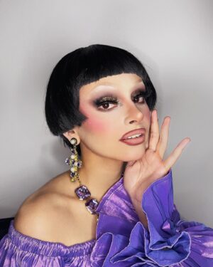 Maddie Jamett Ahumada Instagram - ✨LUNES DE TRAVESTISMO A LAS 7🇲🇽 POR TWITCH✨
🌸VERSIONES DE 2023 🌸 
💕MORRITA MISTAKE By @lamorralisa 
💕HIDDEN MILLER by @coteemiller 
💕MOKKA VENTI by @vanillaventi_ 
💕HIDDENLYPSO by @be_calypso 

TENEMOS CITA HOY A LAS 7 CON @itsgeorgieboy ✨🎀
#drag #dragqueen #queen #makeup #stream #twitch