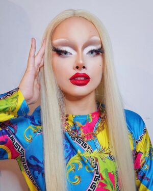 Maddie Jamett Ahumada Instagram - ✨LUNES DE TRAVESTISMO A LAS 7🇲🇽 POR TWITCH✨
🌸VERSIONES DE 2023 🌸 
💕MORRITA MISTAKE By @lamorralisa 
💕HIDDEN MILLER by @coteemiller 
💕MOKKA VENTI by @vanillaventi_ 
💕HIDDENLYPSO by @be_calypso 

TENEMOS CITA HOY A LAS 7 CON @itsgeorgieboy ✨🎀
#drag #dragqueen #queen #makeup #stream #twitch