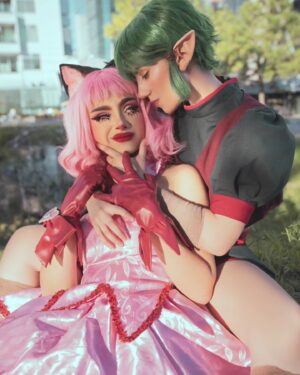Maddie Jamett Ahumada Instagram - ✨️TOKYO MEW MEW POWER✨️
Este fue el anime que cuando estaba chiquititx me hizo querer ser una chica mágica ✨️
💓Outfits by @moriyunha y @hiddenmistake_
🐻Peluca, makeup, espadas by @bustio.cos 
🐰Peluca by @ank_cosart 
Orejas y cola by @sauronpurr 
Guantes by @barreto_dm 
Cascabel by @bustio.cos 
📸 by @fai.photo_
✨️Asistencia by @tuticos._

#cosdrag #cosplay #beauty #wig #tokyomewmew #mewmewpower #kisshucosplay #ichigocosplay