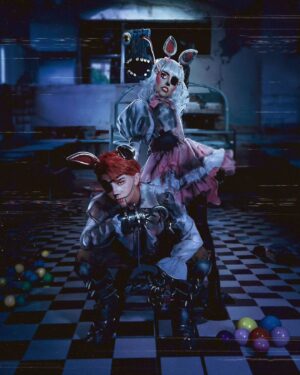 Maddie Jamett Ahumada Instagram - 🐻Lo que no sabes Afton, es que yo soy el Fai naits at fredis🐻
💀FOXY & THE MANGLE💕
.
.
.
✨️Vestuarios estilizados por @hiddenmistake_ 
✨️Props by @bustio.cos 
👾Cabeza robotica by @be_calypso 
📸Foto by @itzponyo 
👾Edit by @emiliodomz