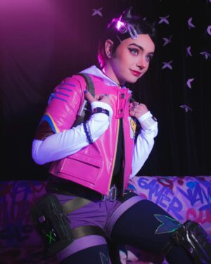 Maddie Jamett Ahumada Instagram - En este perfil amamos a Clove, y amamos el trabajo de @hiddenmistake_ que le da vida a sus agentes favs ✨️este cosplay definitivamente hace a #CloveInmortal 🥰