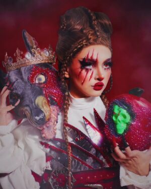 Maddie Jamett Ahumada Instagram - 🐰"Pude hacer cenizas mi dolor"🐰 
Luego de tantas 🌙 aquí tienen las fotitos de mi look de la  360 para la final de @lamasdraga . Fue un showsito que tiene mucho significado para mí, el pelear y conquistar los miedos y traumas que envenenan tu vida en el día a día. Sanar heridas y comprender que aveces no tenemos las herramientas emocionales o físicas para defendernos y eso no nos hace culpables de lo que otros deciden hacer con nuestra vulnerabilidad. ❤️‍🔥

✨️Peinado by @astrid.the.kween (esta peluca esta peinada y usada desde hace 1 año, para que vean cuanto ha resistido ese peinado)
✨️Lentes by @lensesglam.mx 
✨️Manzana  by @bustio.cos 
✨️Hacha by @bustio.cos
& @polette.jackson 
✨️Uñas by @brava.mx_ 
✨️Arreglo & estilizado de la capa by @bustio.cos & @ank_cosart 
✨️Base del Vestido by @cpher_art & @dl.diablo 
✨️Cuchillos by @rojomork 
📸 by @isai.sintilde

#drag #dragqueen #fyp