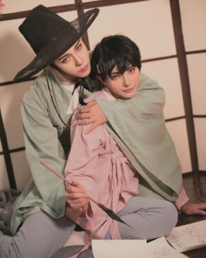 Maddie Jamett Ahumada Instagram - 🌸”La palabra amor es demasiado tal vez…”🌸 
Muchas gracias @polette.jackson y @narumei.c por el cosplay y @bustio.cos por estilizar la peluca de Nakyum ✨
Hermosas fotitos por @fai.photo_ ✨💕

#pintornoctorno #painterofthenight #bl #manhwa #seunghocosplay #nakyumcosplay #cosplay