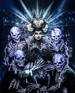 Maddie Jamett Ahumada Instagram - Celebro el los días de muertos con el espectáculo del @teatrogmexico #muertos 💀 ❤️‍🔥 que cree y diseñe con mi empresa @letalproducciones y estelarizado por la ⭐️ @hiddenmistake_ ⭐️ artista de mi casa @lamasdraga ❤️ ❤️‍🔥

Con talentosos bailarines @alejoavilaa_ @sue_valero @nayazuangelmx @andreicuadros7 

Equipo creativo:
Diseño de producción, vestuario y dirección creativa @bernardovazquez para @letalproducciones 
Escenografía & iluminación Escenarte 
Coreografía @yeyo_chingxn 
Fotografía @jurgen_alexander_ 
Diseño de escenografía y gráficos @twx_design 
Realización vestuario bailarines @angelito_bernal_ 
Aerografía @juliofabila_art 
Realización vestuario hidden: 
Tocado @be_calypso 
Boda, guantes, meriñaque y falda @valencia_gonzaga 
Corset @anneabelrose 
Peluca @ank_cosart & Athenea Moonstar
Lentes @lensesglam.mx 

#letal #letalproducciones #diadelosmuertos #diademuertos #catrina #catrinas