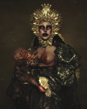 Maddie Jamett Ahumada Instagram - ✝️SEGUNDO RETO: LA MÁS RELIGIOSA✝️
@lamasdraga @hiddenmistake_ 

Seguimos con el segundo capítulo y le damos esta fantasía religiosa, arte sacro y oscuro.
Gracias @hiddenmistake_ por estar en estas fotitos conmigo y a @jurgen_alexander_ por estas increíbles fotos!

Vestuario x @cpher_art @dl.diablo @brad.racoon 
Tocado x @be_calypso 
Canasto x @cpher_art 
Criatura infernal x @bracadavra_baltazara @jessikuno @valencia_gonzaga
Inspiración criatura x @roberto_diaz_arte_del_caos 
Máscara virgen x @nayla.downs
Pupilentes x @lensesglam.mx

#lamasdraga #lmd #religion #cpherlamas #cpher #draga #drag #sololasmas #mexico
