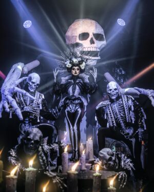 Maddie Jamett Ahumada Instagram - Celebro el los días de muertos con el espectáculo del @teatrogmexico #muertos 💀 ❤️‍🔥 que cree y diseñe con mi empresa @letalproducciones y estelarizado por la ⭐️ @hiddenmistake_ ⭐️ artista de mi casa @lamasdraga ❤️ ❤️‍🔥

Con talentosos bailarines @alejoavilaa_ @sue_valero @nayazuangelmx @andreicuadros7 

Equipo creativo:
Diseño de producción, vestuario y dirección creativa @bernardovazquez para @letalproducciones 
Escenografía & iluminación Escenarte 
Coreografía @yeyo_chingxn 
Fotografía @jurgen_alexander_ 
Diseño de escenografía y gráficos @twx_design 
Realización vestuario bailarines @angelito_bernal_ 
Aerografía @juliofabila_art 
Realización vestuario hidden: 
Tocado @be_calypso 
Boda, guantes, meriñaque y falda @valencia_gonzaga 
Corset @anneabelrose 
Peluca @ank_cosart & Athenea Moonstar
Lentes @lensesglam.mx 

#letal #letalproducciones #diadelosmuertos #diademuertos #catrina #catrinas