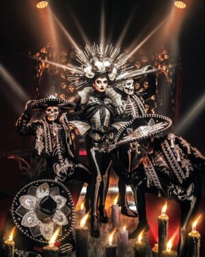 Maddie Jamett Ahumada Instagram - Celebro el los días de muertos con el espectáculo del @teatrogmexico #muertos 💀 ❤️‍🔥 que cree y diseñe con mi empresa @letalproducciones y estelarizado por la ⭐️ @hiddenmistake_ ⭐️ artista de mi casa @lamasdraga ❤️ ❤️‍🔥

Con talentosos bailarines @alejoavilaa_ @sue_valero @nayazuangelmx @andreicuadros7 

Equipo creativo:
Diseño de producción, vestuario y dirección creativa @bernardovazquez para @letalproducciones 
Escenografía & iluminación Escenarte 
Coreografía @yeyo_chingxn 
Fotografía @jurgen_alexander_ 
Diseño de escenografía y gráficos @twx_design 
Realización vestuario bailarines @angelito_bernal_ 
Aerografía @juliofabila_art 
Realización vestuario hidden: 
Tocado @be_calypso 
Boda, guantes, meriñaque y falda @valencia_gonzaga 
Corset @anneabelrose 
Peluca @ank_cosart & Athenea Moonstar
Lentes @lensesglam.mx 

#letal #letalproducciones #diadelosmuertos #diademuertos #catrina #catrinas