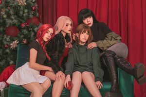 Maddie Jamett Ahumada Instagram - Esta colaboración puede ser de los momentos más esperados del universo lésbico mexicano 🎉🎄 

Felices fiestaaas! 🥳🍾 Al fin se nos hizo realizar algo juntas, y que mejor que Bad Thinking para celebrar estas fechas tan especiales 🥹 Me hace muy feliz porque creo que podemos representar a estos personajes muy bien, y aunque solo pudimos tomar esta fotito ese día, la hicimos con mucho cariño y amor para todos ustedes, esperemos les guste tanto como a nosotras! 

Ojalá y muy pronto podamos hacer una sesión bien de los personajes, a mi se me ocurre que sería perfecto en una cafetería, ¿que piensan ustedes? Léemos sus sugerencias! 

En esta ocasión estuvo súper padre aprovechar el set fotográfico que Hidden y Bustio crearon! Si les interesa estará hasta finales de diciembre para que puedan tomarse bonitas fotitos y videos. Recuerden que estarán haciendo diferentes sets temáticos por temporada.

Minjae: @bustio.cos 
Minji: @fai.cos_ 
Hyera: @hiddenmistake_ 
Yuna: @tuticos._

Photo: @fai.photo_

Source:https://www.lezhin.com/ko/comic/badthinking
.
author/artist: 랑라리 / 박호단 @rangrarii 

#badthinkingdiarycosplay  #badthinkingdiary #배드띵킹다이어리 #kangyuna #kangyunacosplay #yunacosplay #manhwacosplay #girlslove #glmanhwa #contactlenses #yunacosplay #yuna #girlslovecosplay #cosplayer #cosplaying #corean #manhwa