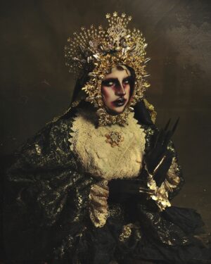Maddie Jamett Ahumada Instagram - ✝️SEGUNDO RETO: LA MÁS RELIGIOSA✝️
@lamasdraga @hiddenmistake_ 

Seguimos con el segundo capítulo y le damos esta fantasía religiosa, arte sacro y oscuro.
Gracias @hiddenmistake_ por estar en estas fotitos conmigo y a @jurgen_alexander_ por estas increíbles fotos!

Vestuario x @cpher_art @dl.diablo @brad.racoon 
Tocado x @be_calypso 
Canasto x @cpher_art 
Criatura infernal x @bracadavra_baltazara @jessikuno @valencia_gonzaga
Inspiración criatura x @roberto_diaz_arte_del_caos 
Máscara virgen x @nayla.downs
Pupilentes x @lensesglam.mx

#lamasdraga #lmd #religion #cpherlamas #cpher #draga #drag #sololasmas #mexico