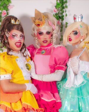Maddie Jamett Ahumada Instagram - PRINCESAS UNIDAS JAMÁS SERÁN VENCIDAS 🤭💖🍄
⭐️✨️DAISY, PEACH Y ROSALINA ✨️⭐️
@lamasdraga @thehausofart_ 

Princesa Peach 💖
Vestuario x @cpher_art 
Pupilentes x @lensesglam.mx 
Guantes x @barreto_dm 
Peinado x @dl.diablo 
Corona x @be_calypso 

Princesa Daisy 💛
Vestuario x @dl.diablo 
Peinado x @dl.diablo 
Corona y accesorios x @dl.diablo 

Princesa Rosalina 🩵
Vestuario x @moris_rey
Peinado x @dl.diablo
Varita y accesorios x @bustio.cos

Fotos x @jotkeik.photos & @cpher_art
Asistencia @bustio.cos

#princesspeach #princesspeachcosplay #princessdaisy #princessdaisycosplay #mariobroscosplay #mariobros #nintendo #cosplay #drag #dragqueens #lamasdraga #lmd #slm #sololasmas #cpher #dianartdldiablo #hiddenmistake #mexico #cosplaygirl