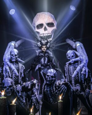 Maddie Jamett Ahumada Instagram - Celebro el los días de muertos con el espectáculo del @teatrogmexico #muertos 💀 ❤️‍🔥 que cree y diseñe con mi empresa @letalproducciones y estelarizado por la ⭐️ @hiddenmistake_ ⭐️ artista de mi casa @lamasdraga ❤️ ❤️‍🔥

Con talentosos bailarines @alejoavilaa_ @sue_valero @nayazuangelmx @andreicuadros7 

Equipo creativo:
Diseño de producción, vestuario y dirección creativa @bernardovazquez para @letalproducciones 
Escenografía & iluminación Escenarte 
Coreografía @yeyo_chingxn 
Fotografía @jurgen_alexander_ 
Diseño de escenografía y gráficos @twx_design 
Realización vestuario bailarines @angelito_bernal_ 
Aerografía @juliofabila_art 
Realización vestuario hidden: 
Tocado @be_calypso 
Boda, guantes, meriñaque y falda @valencia_gonzaga 
Corset @anneabelrose 
Peluca @ank_cosart & Athenea Moonstar
Lentes @lensesglam.mx 

#letal #letalproducciones #diadelosmuertos #diademuertos #catrina #catrinas