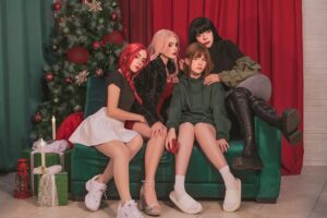 Maddie Jamett Ahumada Instagram - Esta colaboración puede ser de los momentos más esperados del universo lésbico mexicano 🎉🎄 

Felices fiestaaas! 🥳🍾 Al fin se nos hizo realizar algo juntas, y que mejor que Bad Thinking para celebrar estas fechas tan especiales 🥹 Me hace muy feliz porque creo que podemos representar a estos personajes muy bien, y aunque solo pudimos tomar esta fotito ese día, la hicimos con mucho cariño y amor para todos ustedes, esperemos les guste tanto como a nosotras! 

Ojalá y muy pronto podamos hacer una sesión bien de los personajes, a mi se me ocurre que sería perfecto en una cafetería, ¿que piensan ustedes? Léemos sus sugerencias! 

En esta ocasión estuvo súper padre aprovechar el set fotográfico que Hidden y Bustio crearon! Si les interesa estará hasta finales de diciembre para que puedan tomarse bonitas fotitos y videos. Recuerden que estarán haciendo diferentes sets temáticos por temporada.

Minjae: @bustio.cos 
Minji: @fai.cos_ 
Hyera: @hiddenmistake_ 
Yuna: @tuticos._

Photo: @fai.photo_

Source:https://www.lezhin.com/ko/comic/badthinking
.
author/artist: 랑라리 / 박호단 @rangrarii 

#badthinkingdiarycosplay  #badthinkingdiary #배드띵킹다이어리 #kangyuna #kangyunacosplay #yunacosplay #manhwacosplay #girlslove #glmanhwa #contactlenses #yunacosplay #yuna #girlslovecosplay #cosplayer #cosplaying #corean #manhwa