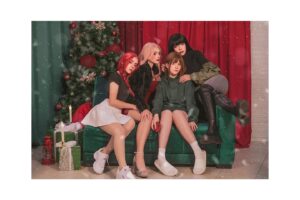Maddie Jamett Ahumada Instagram - Esta colaboración puede ser de los momentos más esperados del universo lésbico mexicano 🎉🎄 

Felices fiestaaas! 🥳🍾 Al fin se nos hizo realizar algo juntas, y que mejor que Bad Thinking para celebrar estas fechas tan especiales 🥹 Me hace muy feliz porque creo que podemos representar a estos personajes muy bien, y aunque solo pudimos tomar esta fotito ese día, la hicimos con mucho cariño y amor para todos ustedes, esperemos les guste tanto como a nosotras! 

Ojalá y muy pronto podamos hacer una sesión bien de los personajes, a mi se me ocurre que sería perfecto en una cafetería, ¿que piensan ustedes? Léemos sus sugerencias! 

En esta ocasión estuvo súper padre aprovechar el set fotográfico que Hidden y Bustio crearon! Si les interesa estará hasta finales de diciembre para que puedan tomarse bonitas fotitos y videos. Recuerden que estarán haciendo diferentes sets temáticos por temporada.

Minjae: @bustio.cos 
Minji: @fai.cos_ 
Hyera: @hiddenmistake_ 
Yuna: @tuticos._

Photo: @fai.photo_

Source:https://www.lezhin.com/ko/comic/badthinking
.
author/artist: 랑라리 / 박호단 @rangrarii 

#badthinkingdiarycosplay  #badthinkingdiary #배드띵킹다이어리 #kangyuna #kangyunacosplay #yunacosplay #manhwacosplay #girlslove #glmanhwa #contactlenses #yunacosplay #yuna #girlslovecosplay #cosplayer #cosplaying #corean #manhwa