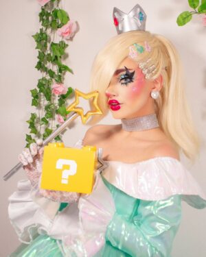 Maddie Jamett Ahumada Instagram - PRINCESAS UNIDAS JAMÁS SERÁN VENCIDAS 🤭💖🍄
⭐️✨️DAISY, PEACH Y ROSALINA ✨️⭐️
@lamasdraga @thehausofart_ 

Princesa Peach 💖
Vestuario x @cpher_art 
Pupilentes x @lensesglam.mx 
Guantes x @barreto_dm 
Peinado x @dl.diablo 
Corona x @be_calypso 

Princesa Daisy 💛
Vestuario x @dl.diablo 
Peinado x @dl.diablo 
Corona y accesorios x @dl.diablo 

Princesa Rosalina 🩵
Vestuario x @moris_rey
Peinado x @dl.diablo
Varita y accesorios x @bustio.cos

Fotos x @jotkeik.photos & @cpher_art
Asistencia @bustio.cos

#princesspeach #princesspeachcosplay #princessdaisy #princessdaisycosplay #mariobroscosplay #mariobros #nintendo #cosplay #drag #dragqueens #lamasdraga #lmd #slm #sololasmas #cpher #dianartdldiablo #hiddenmistake #mexico #cosplaygirl