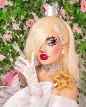 Maddie Jamett Ahumada Instagram - PRINCESAS UNIDAS JAMÁS SERÁN VENCIDAS 🤭💖🍄
⭐️✨️DAISY, PEACH Y ROSALINA ✨️⭐️
@lamasdraga @thehausofart_ 

Princesa Peach 💖
Vestuario x @cpher_art 
Pupilentes x @lensesglam.mx 
Guantes x @barreto_dm 
Peinado x @dl.diablo 
Corona x @be_calypso 

Princesa Daisy 💛
Vestuario x @dl.diablo 
Peinado x @dl.diablo 
Corona y accesorios x @dl.diablo 

Princesa Rosalina 🩵
Vestuario x @moris_rey
Peinado x @dl.diablo
Varita y accesorios x @bustio.cos

Fotos x @jotkeik.photos & @cpher_art
Asistencia @bustio.cos

#princesspeach #princesspeachcosplay #princessdaisy #princessdaisycosplay #mariobroscosplay #mariobros #nintendo #cosplay #drag #dragqueens #lamasdraga #lmd #slm #sololasmas #cpher #dianartdldiablo #hiddenmistake #mexico #cosplaygirl