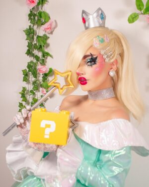 Maddie Jamett Ahumada Instagram - ✨ROSALINA✨
Looksito para el video musical GEEK de @cpher_art 💕
🫧MIRA QUE ANOTO UN WIN🫧
✨Vestido by @moris_rey 
✨Peinado by @dl.diablo 
✨Varita y accesorios by @bustio.cos 
✨Foto y edición by @jotkeik.photos (mi nueva cuenta de Fotitos) ✨