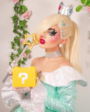 Maddie Jamett Ahumada Instagram - ✨ROSALINA✨
Looksito para el video musical GEEK de @cpher_art 💕
🫧MIRA QUE ANOTO UN WIN🫧
✨Vestido by @moris_rey 
✨Peinado by @dl.diablo 
✨Varita y accesorios by @bustio.cos 
✨Foto y edición by @jotkeik.photos (mi nueva cuenta de Fotitos) ✨