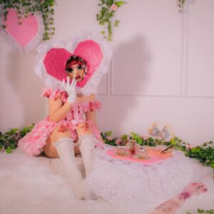 Maddie Jamett Ahumada Instagram - 💕👁️Siempre tuvo ojos solo para mi👁️💕 
Estoy muy feliz de volver a mi esencia. Espero sacar fotitos nuevas pronto 🎀 FELIZ SAN VALENTÍN 🎀
💝Caja de ojos diseñada por mi pero realizada por @bustio.cos 
💝Fotos y edicion by Me 
💝Asistencia by @bustio.cos ✨ 
#drag #oc #dragqueen #makeup #creepycute