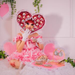 Maddie Jamett Ahumada Instagram - 💕👁️Siempre tuvo ojos solo para mi👁️💕 
Estoy muy feliz de volver a mi esencia. Espero sacar fotitos nuevas pronto 🎀 FELIZ SAN VALENTÍN 🎀
💝Caja de ojos diseñada por mi pero realizada por @bustio.cos 
💝Fotos y edicion by Me 
💝Asistencia by @bustio.cos ✨ 
#drag #oc #dragqueen #makeup #creepycute