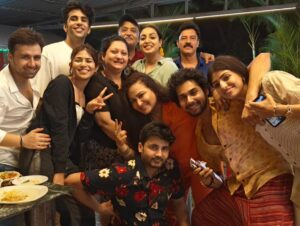 Madhusree Sharma Instagram - देखो तो ये बस एक तस्वीर है यारों,
 पर थोड़ा नज़रिया बदल कर देखो तो,
एक शो में अलग अलग किरदार में आये ये लोग,
अब एक परिवार है यारों.🫶💫
 ✍️ @madhusree_sharma_official 

#mannsundar #family #explore #explorepage #foryoupage #photooftheday #madhusreesharma #outing #instagood