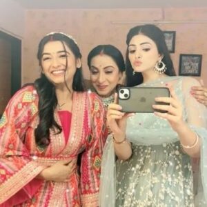 Madhusree Sharma Instagram - TV ke kirdar pe na jaiye ….. vo bas writer ✍️ ke kalam ke 
Isharon me hum actor dhal jate hai 😊
Parde ke piche hume thoda pyar se dekhe🤩
Ek dusre ke liye sirf pyar hi pyar nazar ayega 💝🧿

#mannsundar #bond #love #explore #explorepage #actorlife #instagood #foryoupage #explore #explorepage