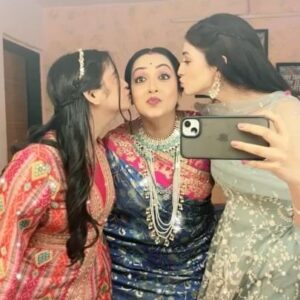 Madhusree Sharma Instagram - TV ke kirdar pe na jaiye ….. vo bas writer ✍️ ke kalam ke 
Isharon me hum actor dhal jate hai 😊
Parde ke piche hume thoda pyar se dekhe🤩
Ek dusre ke liye sirf pyar hi pyar nazar ayega 💝🧿

#mannsundar #bond #love #explore #explorepage #actorlife #instagood #foryoupage #explore #explorepage